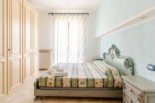 a bedroom with a bed and a window at Apartment Superiore a 950 metri dal mare in Albisola Superiore