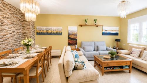 a living room with a table and a dining room at Casa Julieta, tu hogar en Toledo, ideal Puy du Fou in Bargas
