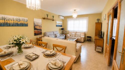 a living room with a table and a couch at Casa Julieta, tu hogar en Toledo, ideal Puy du Fou in Bargas
