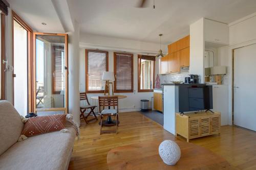 Cosy studio with terrace overlooking Marseille