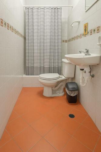 a bathroom with a toilet and a sink at Twin Bed Room-King Room Zona Colonial in Santo Domingo