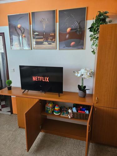 an office cubicle with a desk with a tv on it at WOLF APARTMAN Luxusné ubytovanie s plnou výbavou s Bezplatným parkovaním SMART TV a Optickým Internetom Priamo v Považskej Bystrici Tichá lokalita s Všade blízko Vhodné pre Jednotlivcov Rodiny Pracovné cesty Turistiku aj Oddych Plne vybavená Kuchyňa in Považská Bystrica