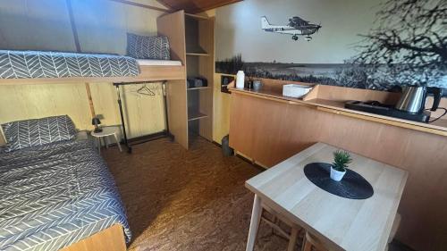 an overhead view of a room with a table and a bed at Útulné dřevěné chatky Kunovice in Kunowitz