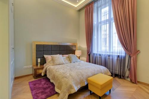 een slaapkamer met een groot bed en een groot raam bij Count Zrinyi Basilica Luxurious Residence in Boedapest
