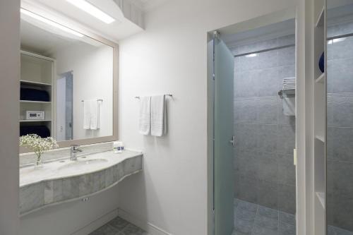a bathroom with a sink and a shower at Hotel D'sintra in Balneário Camboriú