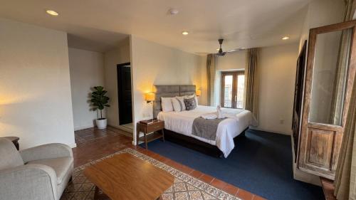 a hotel room with a bed and a couch at Mision Catedral Morelia in Morelia