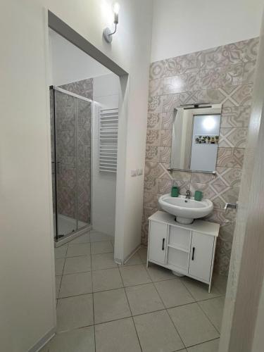 a bathroom with a sink and a mirror at Scirocco - ideale per coppie e famiglie in Carmiano
