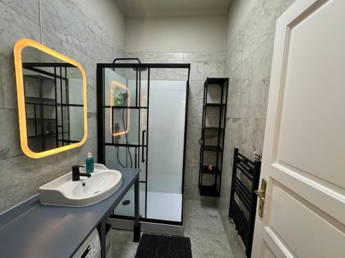 Modern Apartment with free garage