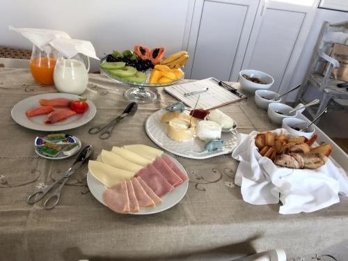 un tavolo con sopra piatti di cibo di Quinta do Louro a Palmela