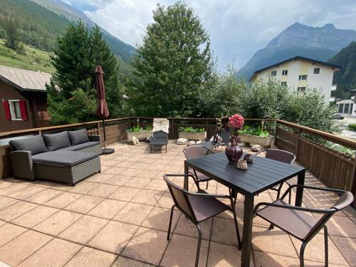 Refuge alpin, vue et grande terrasse
