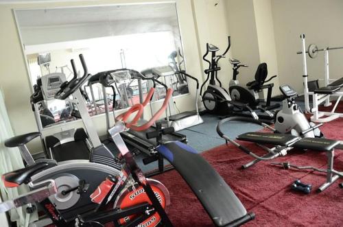 una palestra con diverse cyclette in una stanza di Agate Hotel a Festac Town