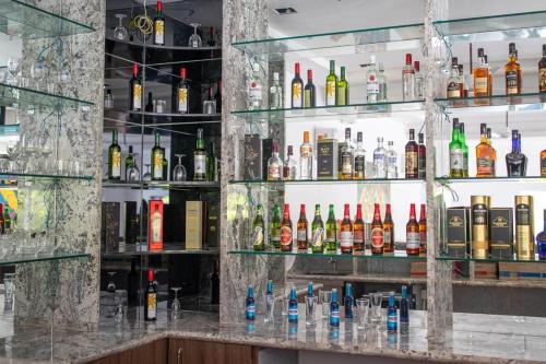 un bar pieno di bottiglie di alcol di Agate Hotel a Festac Town