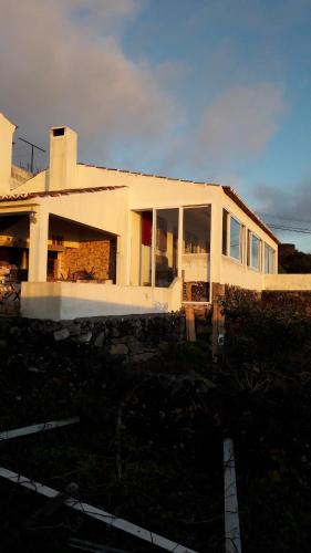 a house that is sitting on top of a hill at Casa da Vinha in Feteira