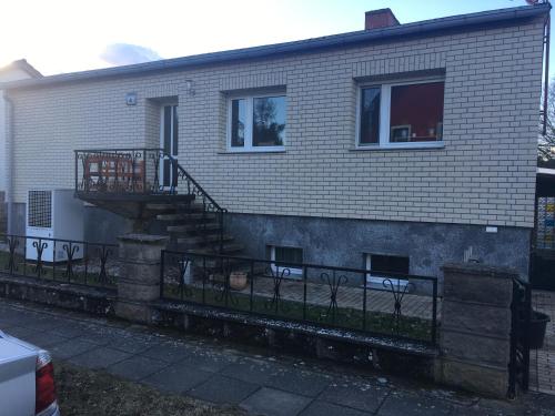 WusterhausenにあるZimmervermietung Familie Schusterの階段のある家