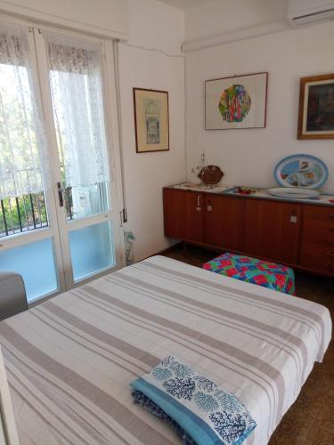 a bedroom with a bed and a window at Atticogrado in Lido
