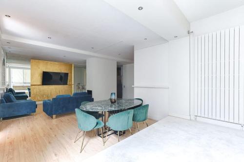 Luxury Apartment Montaigne Avenue