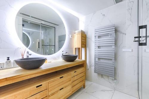 Luxury Apartment Montaigne Avenue