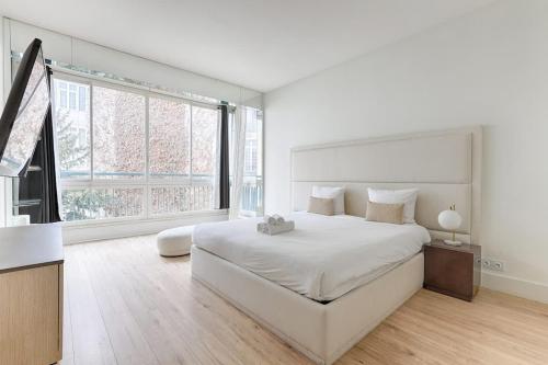 Luxury Apartment Montaigne Avenue