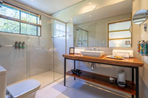 a bathroom with a shower and a sink and a toilet at Fazenda Montanhas do Japi in Jundiaí