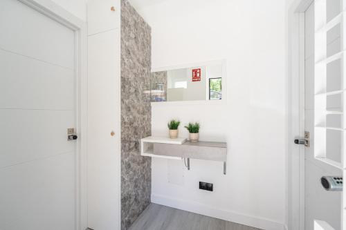 New Luxury Studio Fast WiFi Full Kitchen