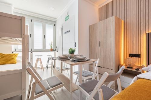 New Luxury Studio Fast WiFi Full Kitchen