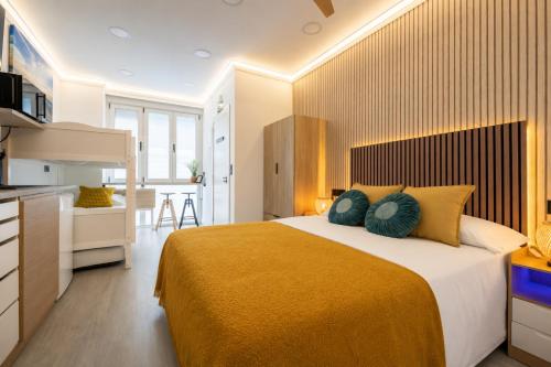 New Luxury Studio Fast WiFi Full Kitchen