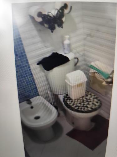 ein Badezimmer mit Toilette und Waschbecken in der Unterkunft Alkhayer 2 in Tazzarine