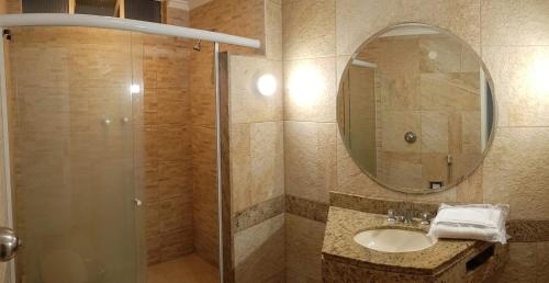 ein Badezimmer mit Waschbecken und Spiegel in der Unterkunft Jumbo Hotel in Rio de Janeiro