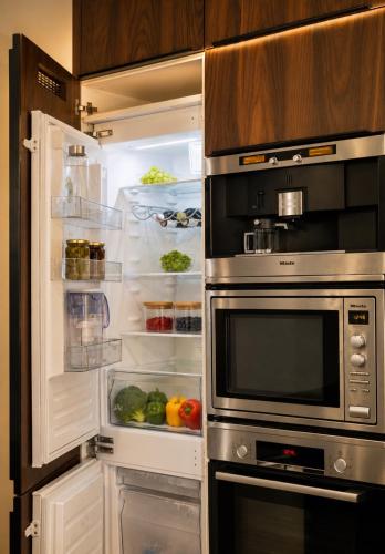 Top Floor Apartment near The Mall Athens - Private Parking
