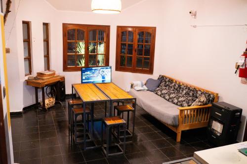 a living room with a couch and a table at HOSTEL La Casa de Li - En in Chilecito