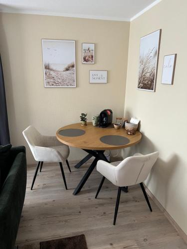 a table and chairs in a living room with a couch at Ferienwohnung Stoll - modern, mit Ausblick & Grill in Idar-Oberstein