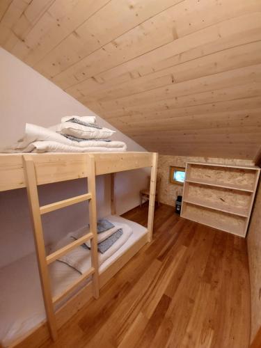 a loft bed in a tiny house at Cabane Bella-Tola in Saint-Luc