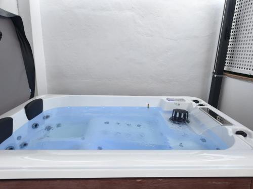 a jacuzzi tub in a room at Los Titos in Arriate