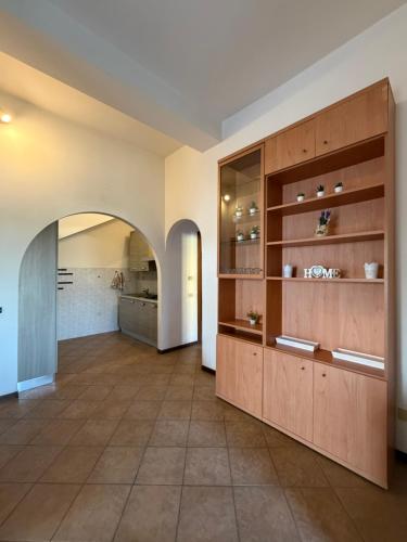 a large room with an archway and aasteryasteryasteryasteryasteryasteryastery at La Maison D'Amì in Anguillara Sabazia