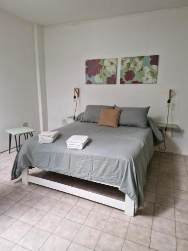 a bedroom with a bed with two towels on it at Departamento Interno Divino! in Balcarce