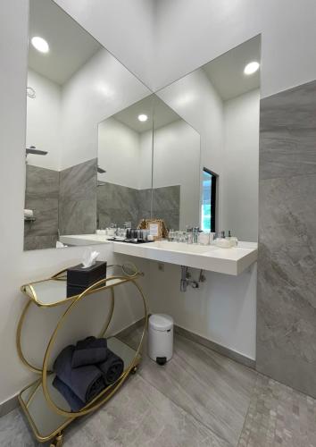 a bathroom with a sink and a mirror at Hof Podis Pootsi veinimõis in Pootsi