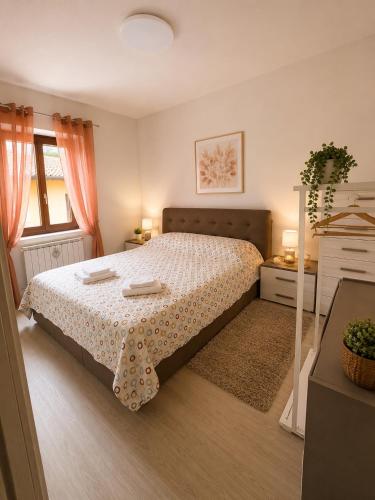 ein Schlafzimmer mit einem Bett und einem Fenster in der Unterkunft Hailey House in Cavalcaselle