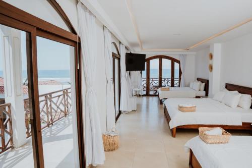 ein Hotelzimmer mit zwei Betten und Balkon in der Unterkunft Montañablu Hotel in Montañita