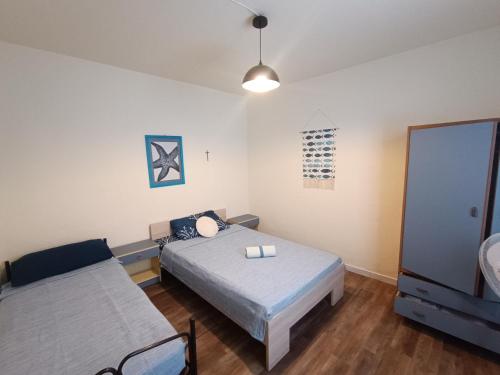 a small room with a bed and a sink at Casa Alby in Nulvi