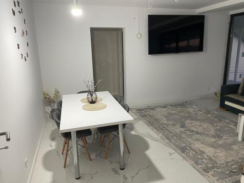 a white table and chairs in a living room at Apartmen Emina 1 in Doglodi