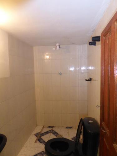 a bathroom with a toilet in a room at Ecolodge Amanecer in Comunidad Yumani