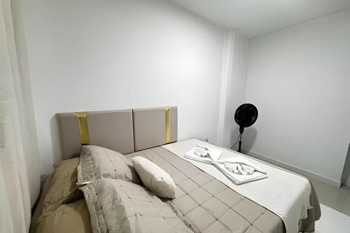 a bed in a room with a table and a lamp at Abaíra Serra Azul Loft 6 - Orla - Centro in Petrolina