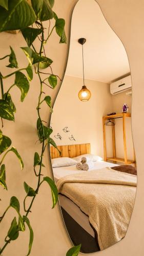 a bedroom with a bed and a plant at Villa 61 | Hospedagem – Praia de Armação – Beto Carrero in Penha