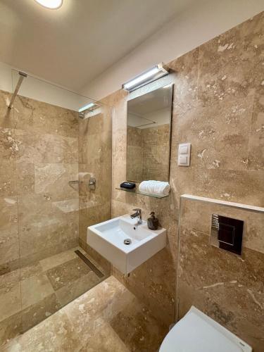a bathroom with a sink and a shower and a toilet at SZiGET23 in Ábrahámhegy