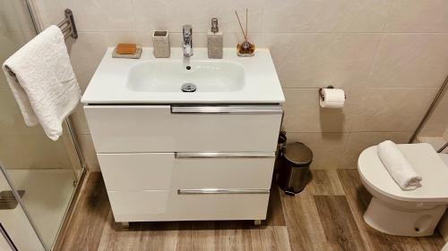 Super Comfy and Homey 4BR Apartment Peachy Stays