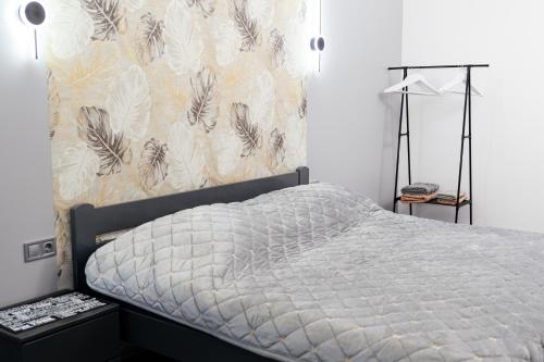 a bedroom with a bed with a floral wallpaper at Котедж у Русина in Pilipets