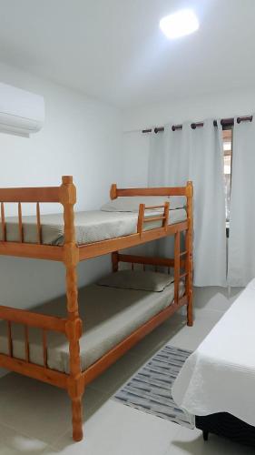 a pair of bunk beds in a room at Apartamento Completo em Cabo Frio in Cabo Frio