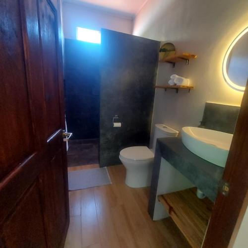 a bathroom with a sink and a toilet at Casa Congo Tamarindo in Villarreal