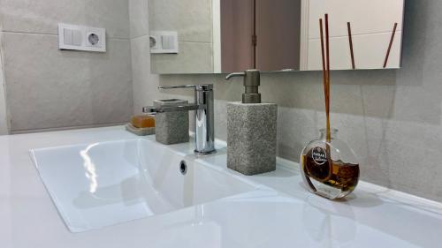 Cool, Modern and Snug 3BR Apartment Peachy Stays