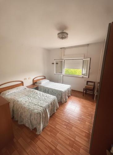 a room with two beds and a window at Casa Vila in Pol